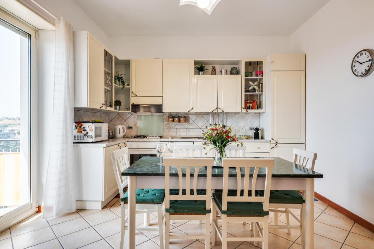 Roomy And Bright Apartment With Balconies X6 คาตาเนีย ภายนอก รูปภาพ